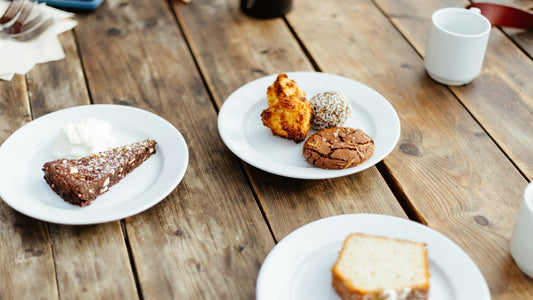 Verscheiden Kuchenstücke auf einem Holztisch