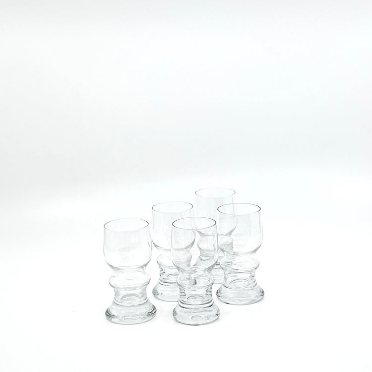 Bertil Vallien 'Gutår' Digestive Glas 5-er Set von Kosta Boda, Schweden: Handgefertigte, transparente Gläser mit strukturiertem, organischem Muster und goldfarbenen Akzenten – skandinavisches Design der 1970er Jahre und Hygge-Atmosphäre