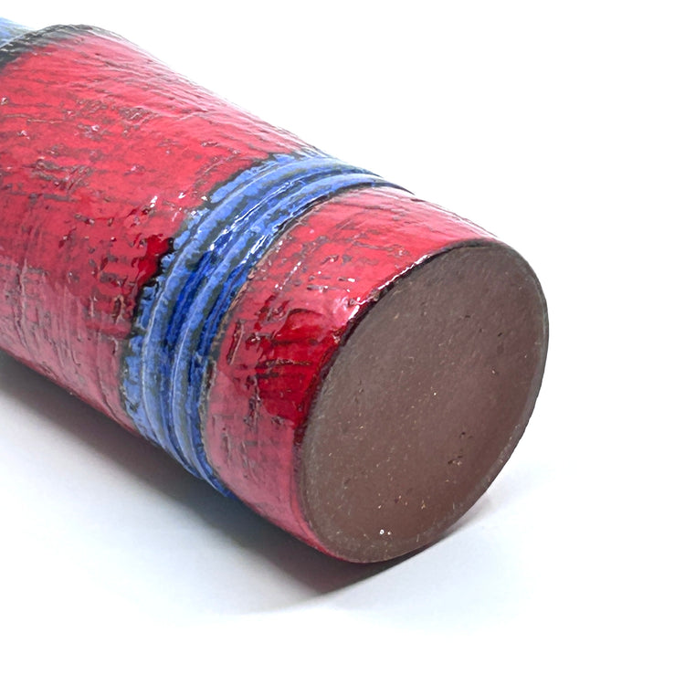 Detailansicht der Ernst Faxe Keramikvase: Seitliche Sicht auf die strukturierte Oberfläche mit blau-schwarzen Streifen auf rotem Grund und tiefblauem Oberteil – dänische Handwerkskunst und zeitloses Design
