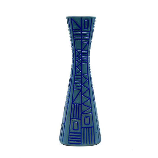 Hjördis Oldfors 'Labyrint' Vase von Upsala-Ekeby, Schweden: Handgefertigte Keramikvase in Blaugrau mit tiefblauem Innenbereich und geometrischen, labyrinthischen Reliefmustern – skandinavisches Mid-Century Modern Design und zeitlose Ästhetik