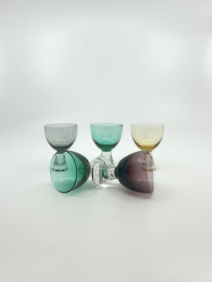 Farbiges Magnor Digestive Glasset, 5-teilig, skandinavisches Mid Century Design, liegend und stehend präsentiert.