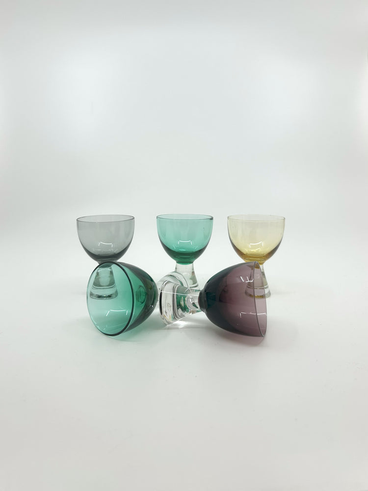 Farbiges Magnor Digestive Glasset, 5-teilig, skandinavisches Mid Century Design, liegend und stehend präsentiert.