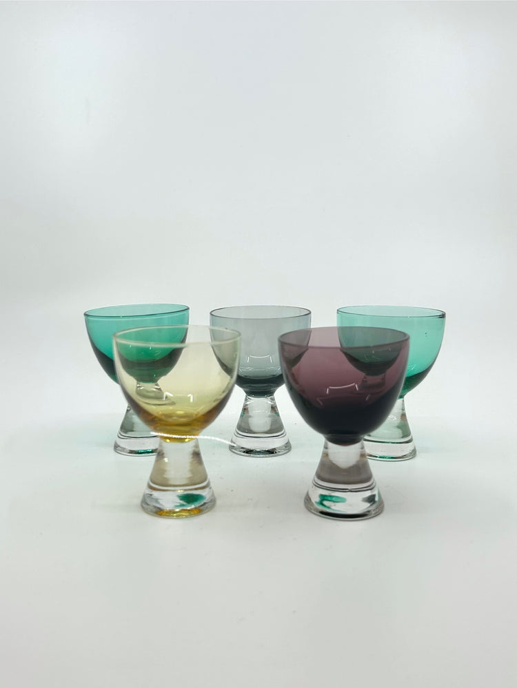 Norwegisches Magnor Digestive Gläser-Set, 5-teilig, Mid Century Modern Glasdesign in kräftigen Farben.