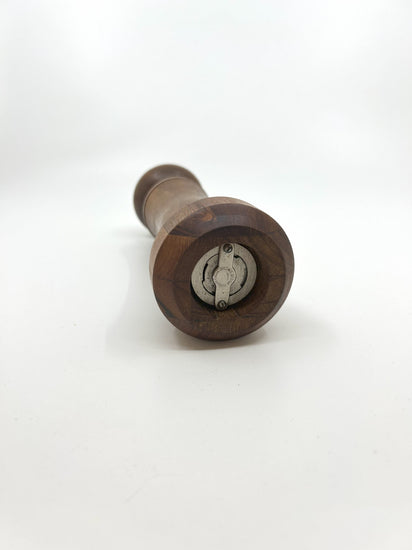 Unterseite der DIGSMED Teak Pfeffermühle mit originalem Peugeot-Mahlwerk, Mid-Century Modern, 60er Jahre.