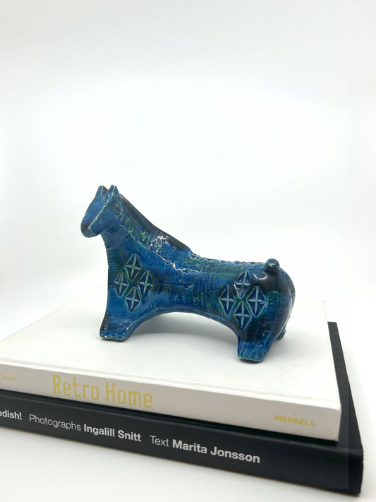 Aldo Londi Bitossi Pferd Figur, Keramik in Blau, Mid Century Italien 60s, dekorative Dekofigur auf  Buch