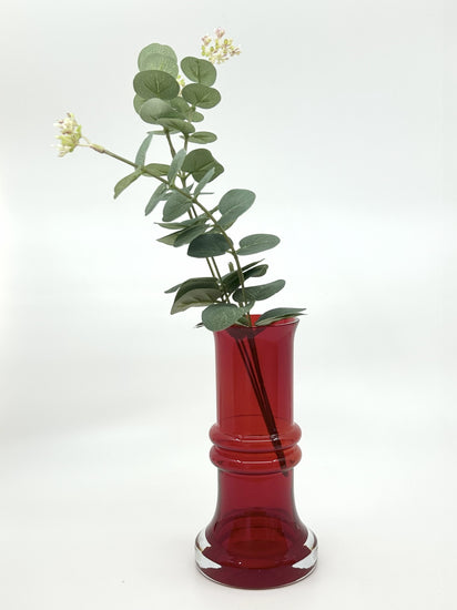 Finnische Glasvase Kielo in Rot von Tamara Aladin, Riihimäen Lasi Oy, dekoriert mit Eukalyptuszweig, 1970er Jahre Mid-Century Stil.