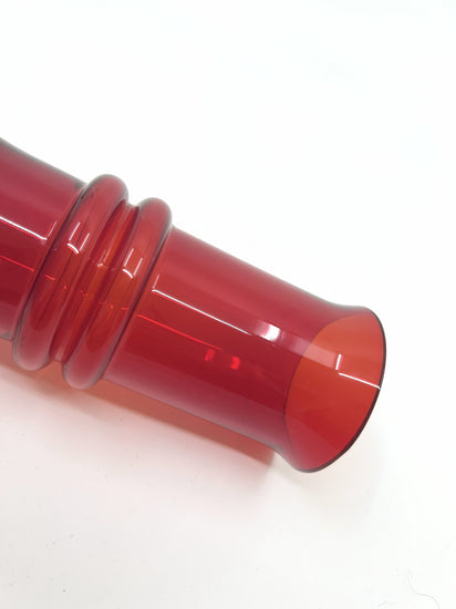 Tamara Aladin Vase Kielo, rotes Glas, Detailaufnahme des geschwungenen Randes, Riihimäen Lasi Oy, skandinavisches Vintage-Design.