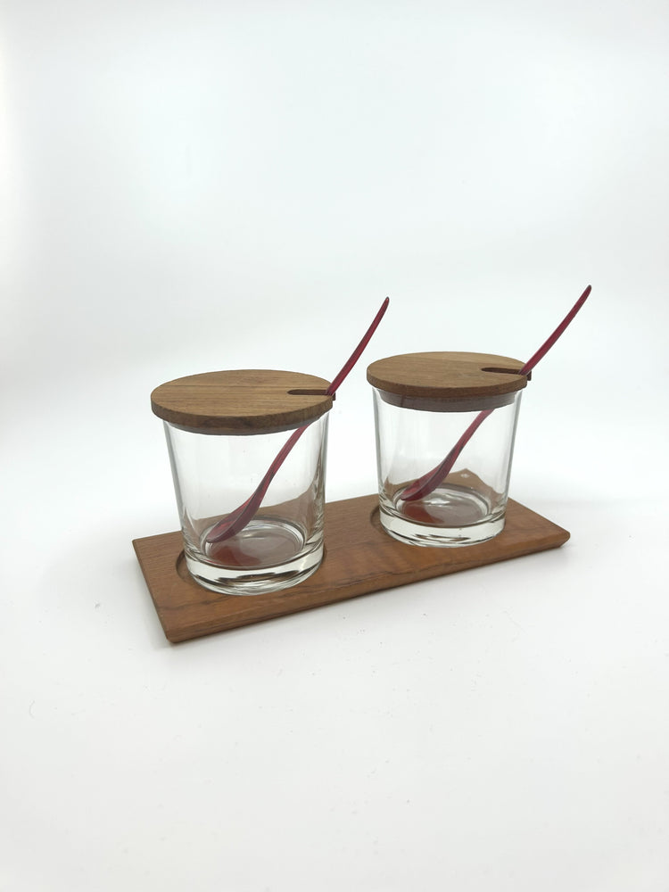Mid Century Teak Servierset aus Italien mit zwei Gläsern, Teakholzdeckeln und roten Kunststofflöffeln – elegantes Vintage-Design.