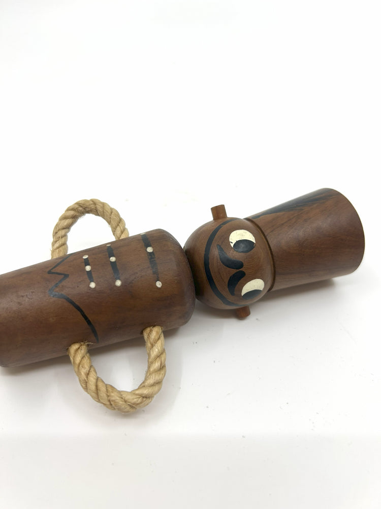 Detailansicht Teakholz Flaschenöffner Figur, handbemaltes Gesicht mit Schnurrbart und Zylinder – dänisches Designobjekt der 1950er Jahre.
