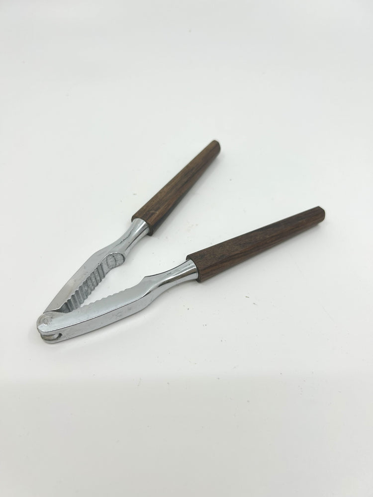 Eleganter Vintage Nussknacker aus Dänemark, gefertigt in den 1950s, Kombination aus massivem Teakholz und Metall im zeitlosen Mid Century Modern Design.