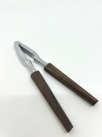 Dänischer Teak Nussknacker, 1950er Jahre, im Detail: Metallzange mit schlanken Teakgriffen, minimalistisches Mid Century Modern Besteck.