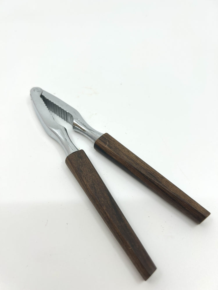 Dänischer Teak Nussknacker, 1950er Jahre, im Detail: Metallzange mit schlanken Teakgriffen, minimalistisches Mid Century Modern Besteck.