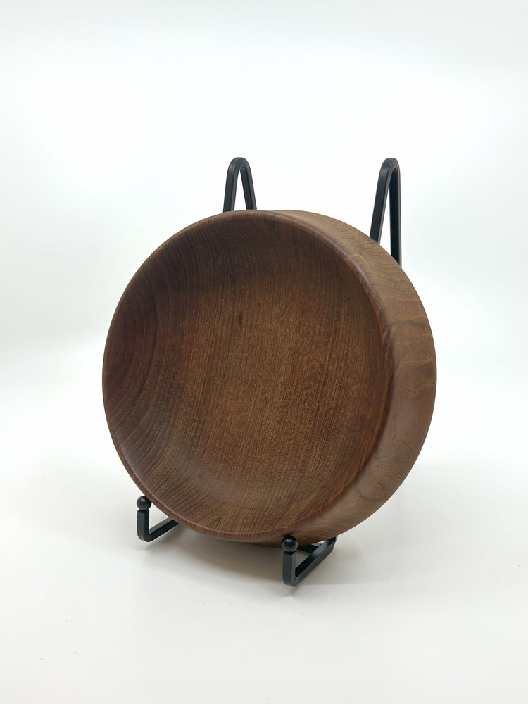 Vintage Teak Schale aus Dänemark, 1950er-Jahre, im Mid Century Modern Stil, auf schwarzem Metallständer präsentiert
