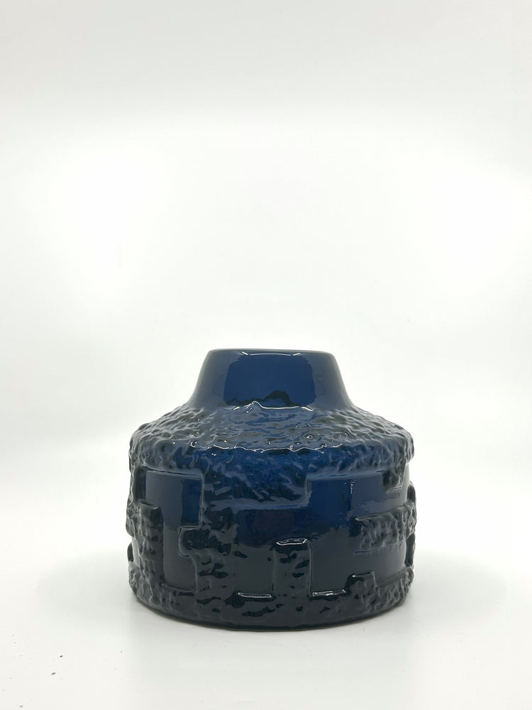Mid Century Göte Augustsson Vase, Ruda Brutalist in kräftigem Blau, skandinavische Glasvase aus Schweden der 1960er-Jahre.