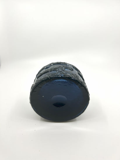 Bodenansicht der Göte Augustsson Vase, Ruda Brutalist Serie, blaues Glasobjekt, schwedisches Mid Century Vintage-Design.