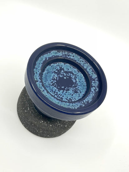 Detailansicht des Thomas Hellström Kerzenständers, Nittsjö, 1980s. Obere Glasurfläche in kräftigem Blau mit helleren, gesprenkelten Lava-Strukturen – typisch für skandinavisches Design.