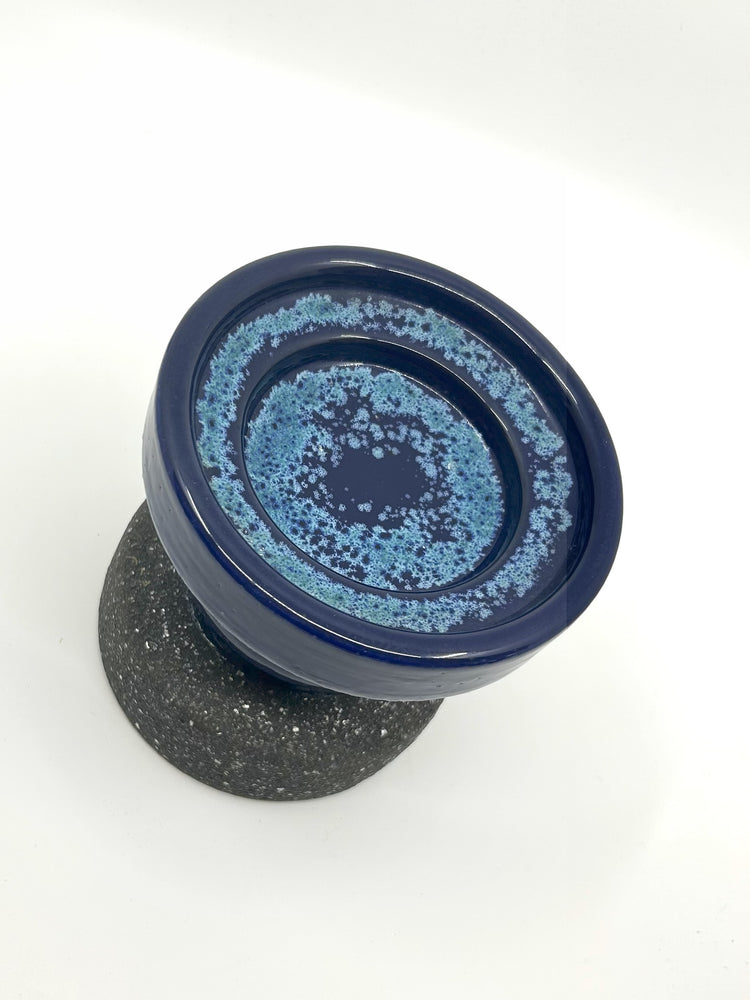 Detailansicht des Thomas Hellström Kerzenständers, Nittsjö, 1980s. Obere Glasurfläche in kräftigem Blau mit helleren, gesprenkelten Lava-Strukturen – typisch für skandinavisches Design.