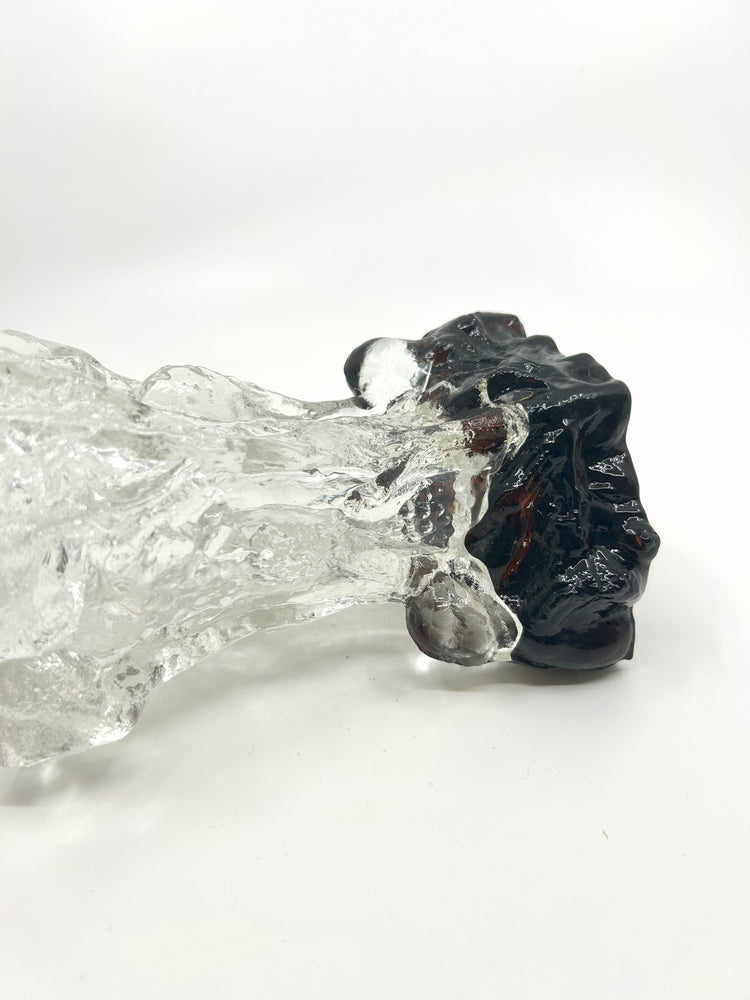 Detailaufnahme der Humppila Vase von Pertti Santalahti, Glasstruktur und braun-schwarzer Glasfuß im Fokus.