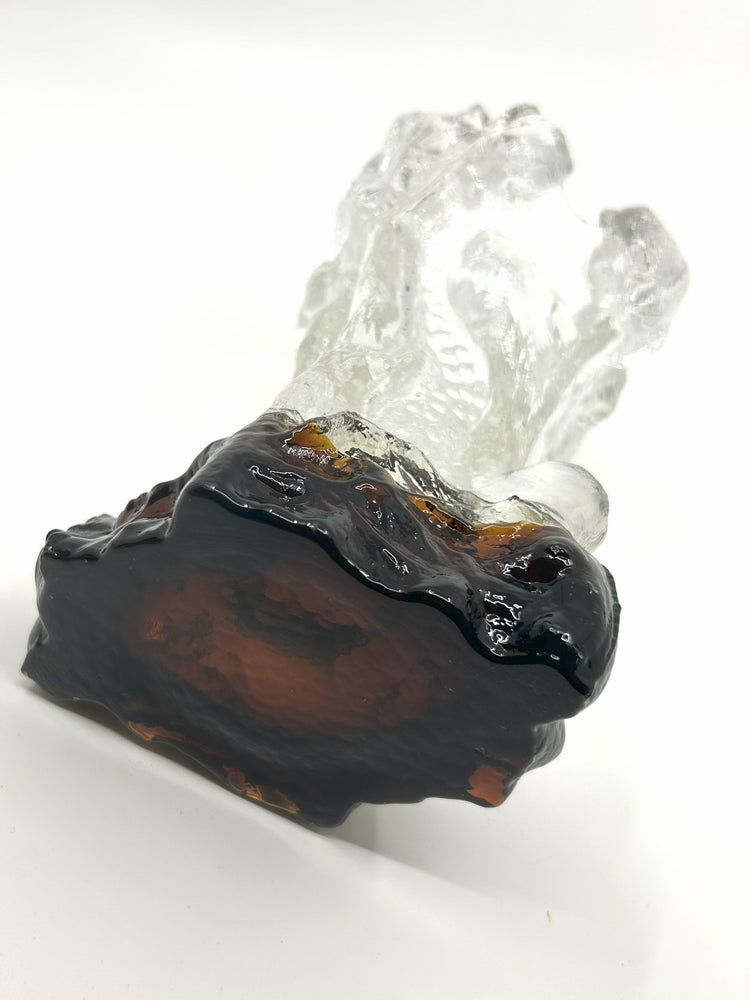 Unterseite der Pertti Santalahti Vase, Humppila, 70er Jahre, zeigt die braun-schwarze Glasbasis mit organischer Maserung.