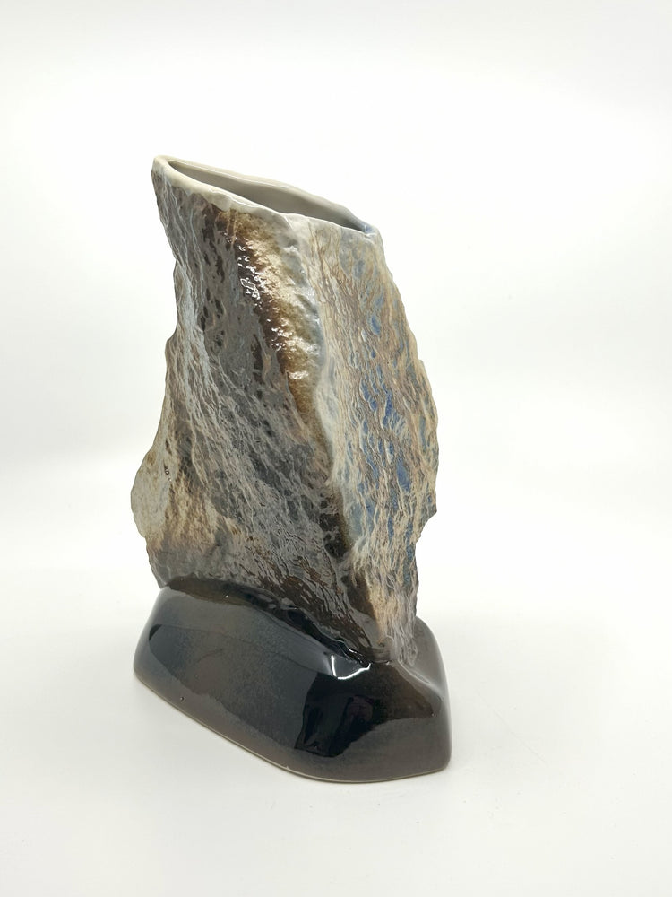 Seitenansicht der Kauko Ruokamo „Rock“-Vase, Lapin Savi, 70er Jahre, braun-blau glasierte Keramik in Felsstruktur.