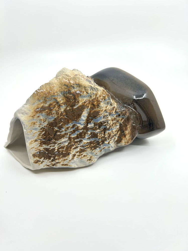 Liegende Ansicht der Kauko Ruokamo „Rock“-Vase, Lapin Savi, 70er Jahre, mit detailreicher Steinoptik und glasierter Basis.