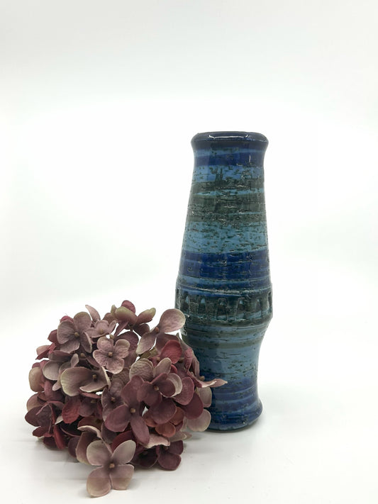 Vintage AWF Brutalist Vase aus Norwegen, 1960er Jahre, in kräftigen Blautönen, dekoriert mit Hortensienblüte – Mid Century Modern Keramikdesign