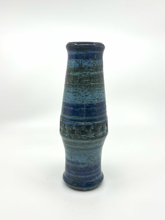 AWF Brutalist Vase, Norwegen 1960s – handgefertigte Keramikvase in Blau mit skulpturaler Form, skandinavisches Mid Century Modern Design.