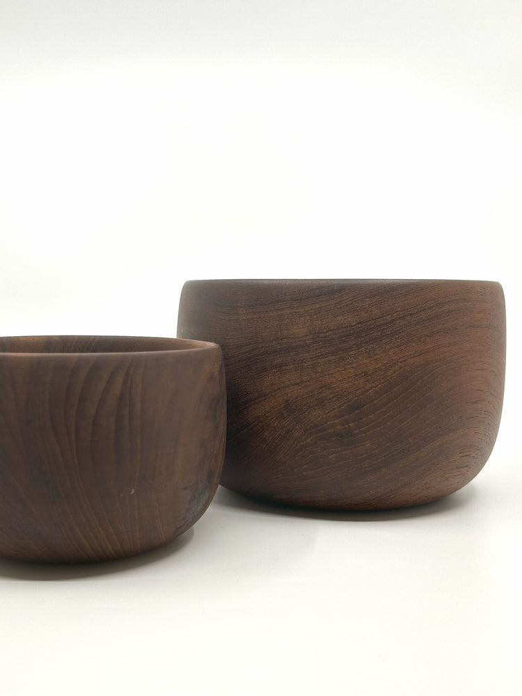 Detailaufnahme der Maserung der Karl Holmberg Teakschalen, skandinavisches Mid-Century Design.