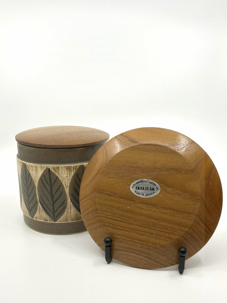Karl Holmberg / Upsala Ekeby Keramikdose mit Teakholzuntersetzer, Label „Äkta Teak – Made in Sweden“, Mid Century Modern.