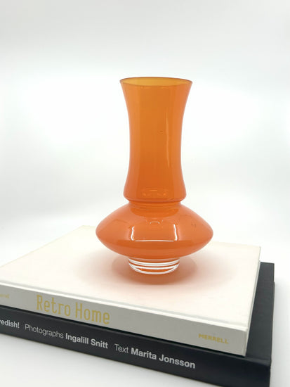 Orangefarbene Vintage-Vase von Bo Borgström für Åseda, schwedisches Glasdesign der 1960er-Jahre – zeitloses skandinavisches Interieur mit Geschichte