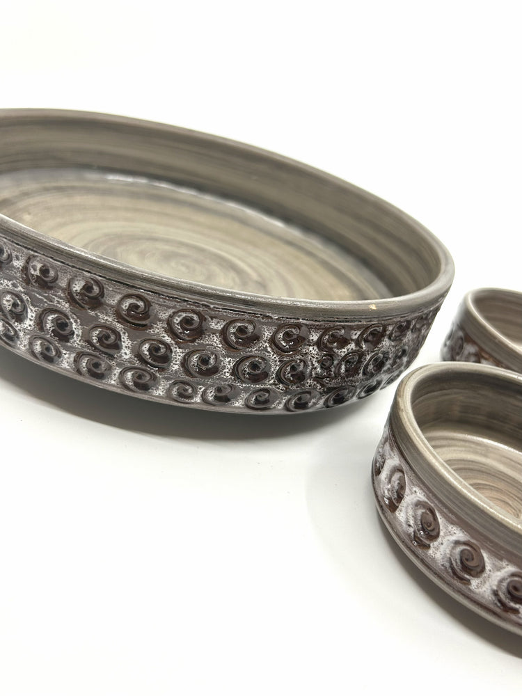 Detailaufnahme Søholm Keramik Schalen Set von Maria Philippi, 1960er – handgefertigte braune Keramik mit plastischem Spiralrelief