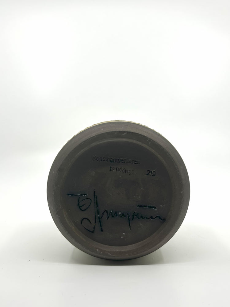 Signierte Tomas Anagrius Vase, Alingsås Studio, schwedische Keramikkunst aus den 60er Jahren mit handgedrehtem Boden und Künstlersignatur.