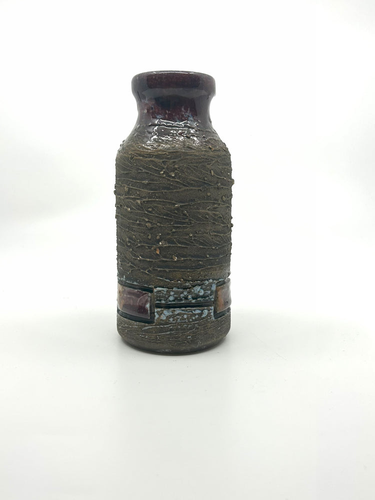 Frontansicht der Tilgmans Keramikvase, 1960er, mit strukturierter Oberfläche und rechteckigen, glasierten Zierelementen.