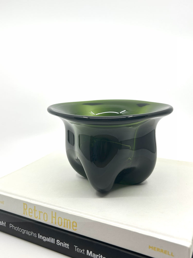Vintage Magnor Glasschale in Grün, norwegisches Design der 60er Jahre auf Bücherstapel – dekorative Mid-Century Schale aus Glas.