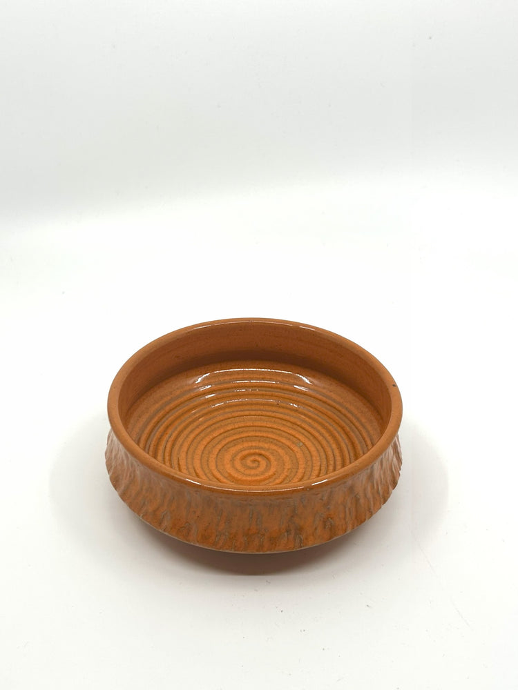 Runde Henry Brandi Keramikschale, 60s Schweden, mit markantem Spiraldekor im Inneren und strukturierter Außenseite – authentisches skandinavisches Vintage Design.