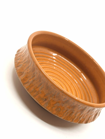 etailaufnahme der Henry Brandi Keramikschale mit reliefartiger Struktur und glasiertem Orange – skandinavisches Vintage Keramik-Design der 60er Jahre.