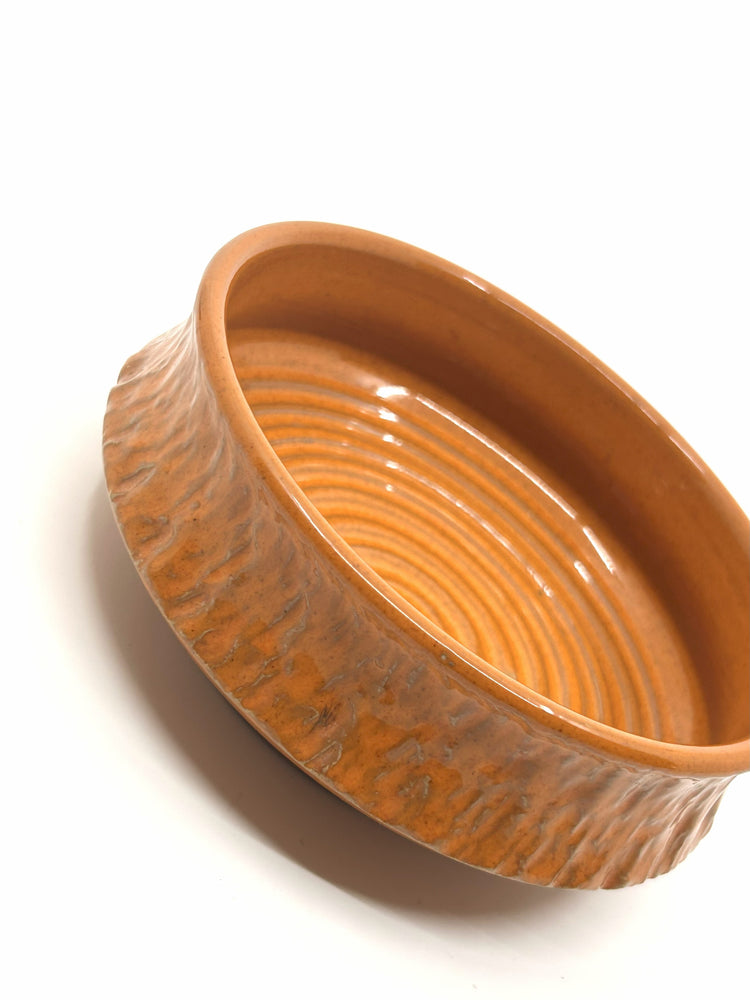 etailaufnahme der Henry Brandi Keramikschale mit reliefartiger Struktur und glasiertem Orange – skandinavisches Vintage Keramik-Design der 60er Jahre.