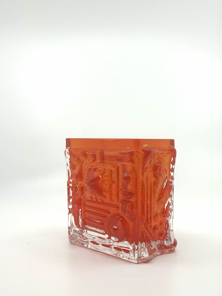 Skandinavische Glasvase in Orange mit geometrischem Reliefmuster, Mid Century Modern Vintage Dekor aus Schweden.