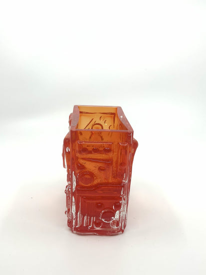 Seitenansicht Orange Vintage Glasvase mit rechteckiger Öffnung und Reliefstruktur, Mid Century Modern skandinavisches Glas.