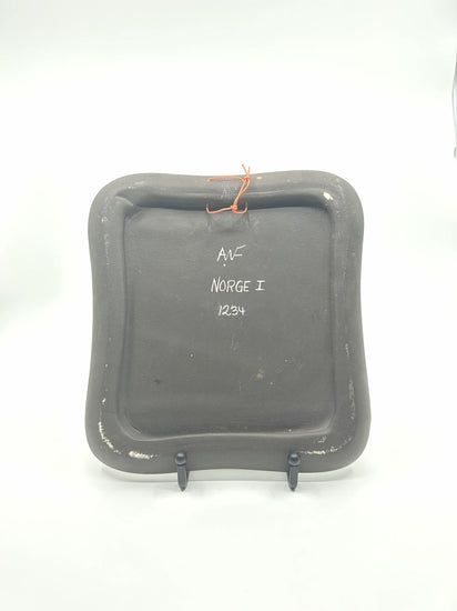 Rückseite der AWF Wandplatte, mit weißer Beschriftung „AWF Norge I 1234“ sowie Aufhängevorrichtung.