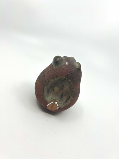 Detailaufnahme der Thomas Hellström Keramikfigur „Bär“, Nittsjö, Schweden – handgefertigte Mid-Century-Dekofigur mit rauer Oberfläche und bemalten Details.