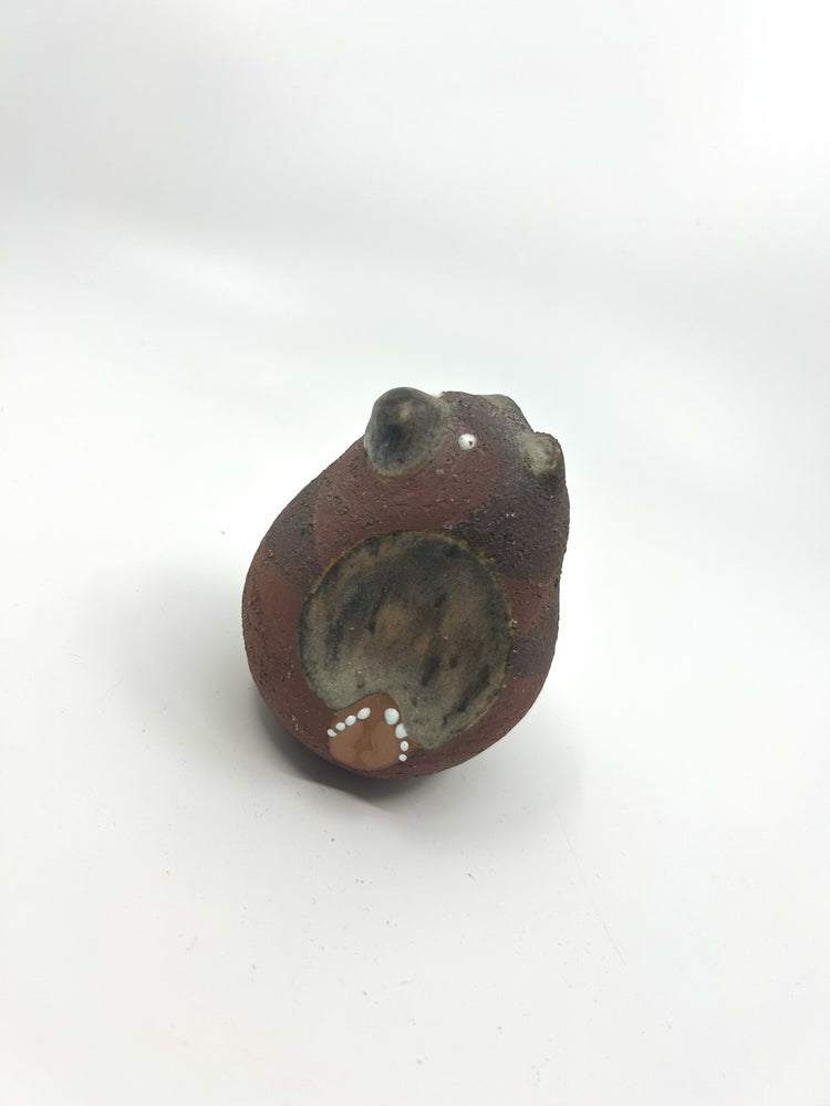 Detailaufnahme der Thomas Hellström Keramikfigur „Bär“, Nittsjö, Schweden – handgefertigte Mid-Century-Dekofigur mit rauer Oberfläche und bemalten Details.