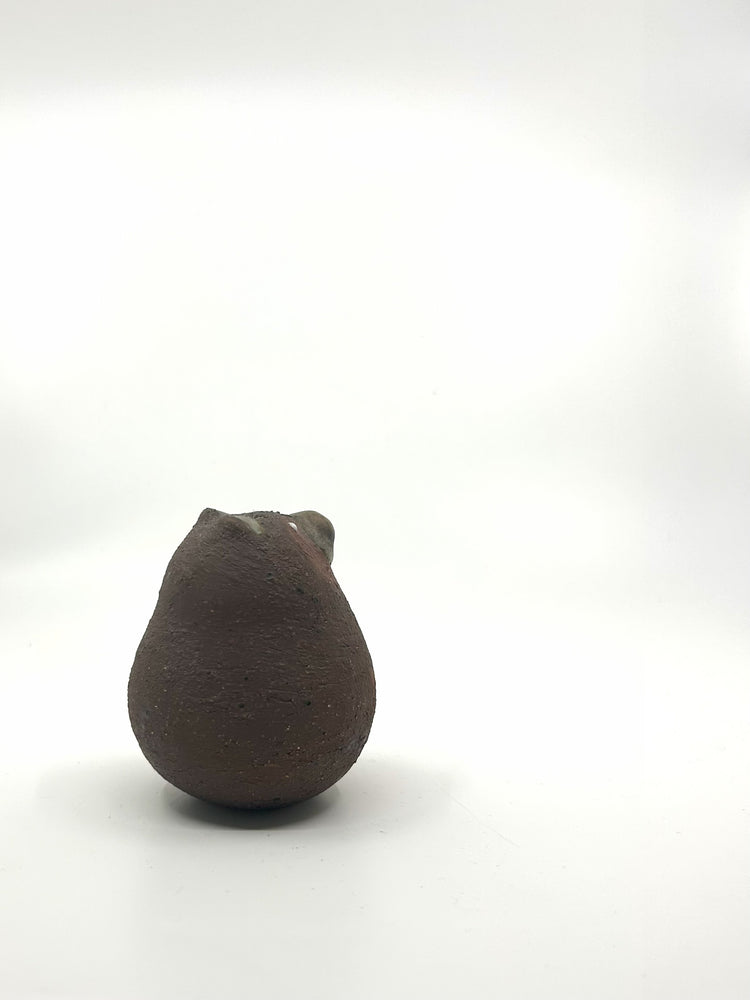 Rückansicht der Keramikfigur „Bär“ von Thomas Hellström, Nittsjö, Schweden, 1980er-Jahre – minimalistisches skandinavisches Designobjekt aus Keramik.