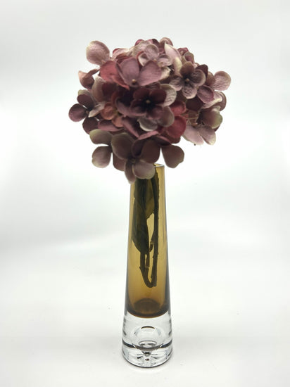 Bo Borgström Mid Century Vase aus Rauchglas mit Klarglasfuß, dekoriert mit Hortensienblüte, skandinavisches Vintage Glasdesign aus Åseda.