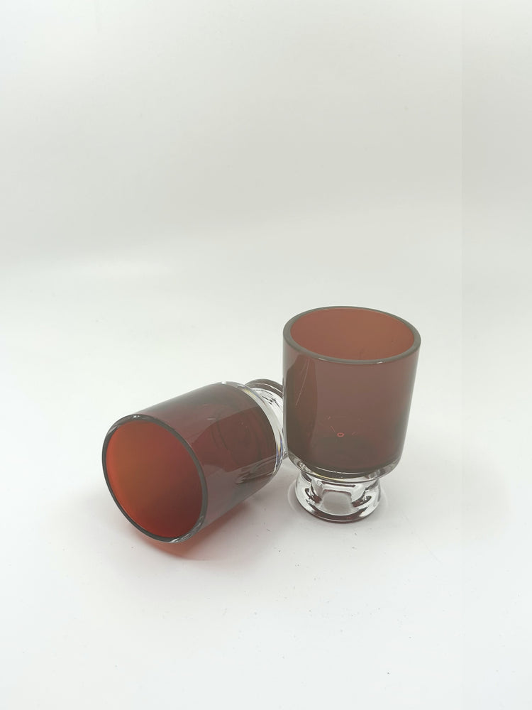 Tyko Axelsson Kerzenständer im 2er-Set – mundgeblasenes Glas in dunklem Rot, Reijmyre Schweden, Mid Century Modern Designklassiker der 1960er Jahre.
