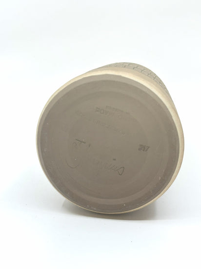 Signierte Tomas Anagrius Vase, Alingsås Studio, schwedische Keramikkunst aus den 60er Jahren mit handgedrehtem Boden und Künstlersignatur.
