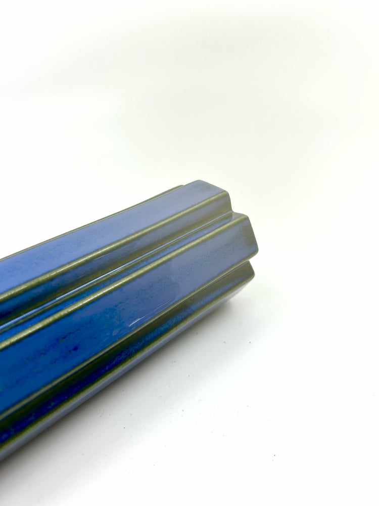 Detailansicht der blauen Keramikvase Octagon von Karin Björquist, Gustavsberg, 1960er Jahre – skandinavisches Mid Century Modern Design.