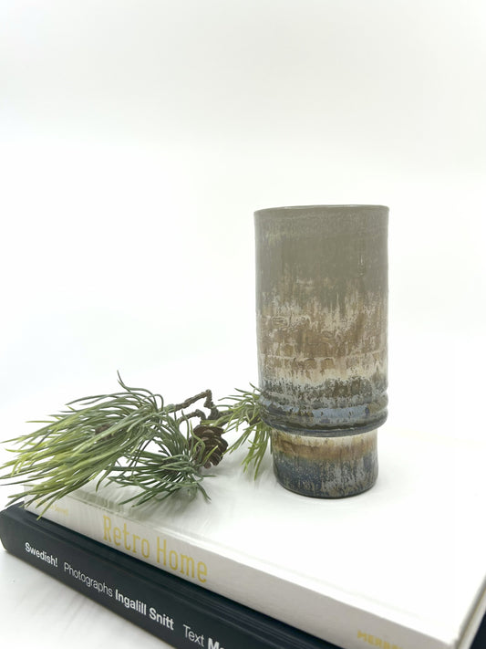 AROL Norwegen Fat Lava Vase aus den 60er Jahren – Mid Century Keramikvase mit charakteristischer Glasur in Erdtönen, dekoriert im Retro-Stil.