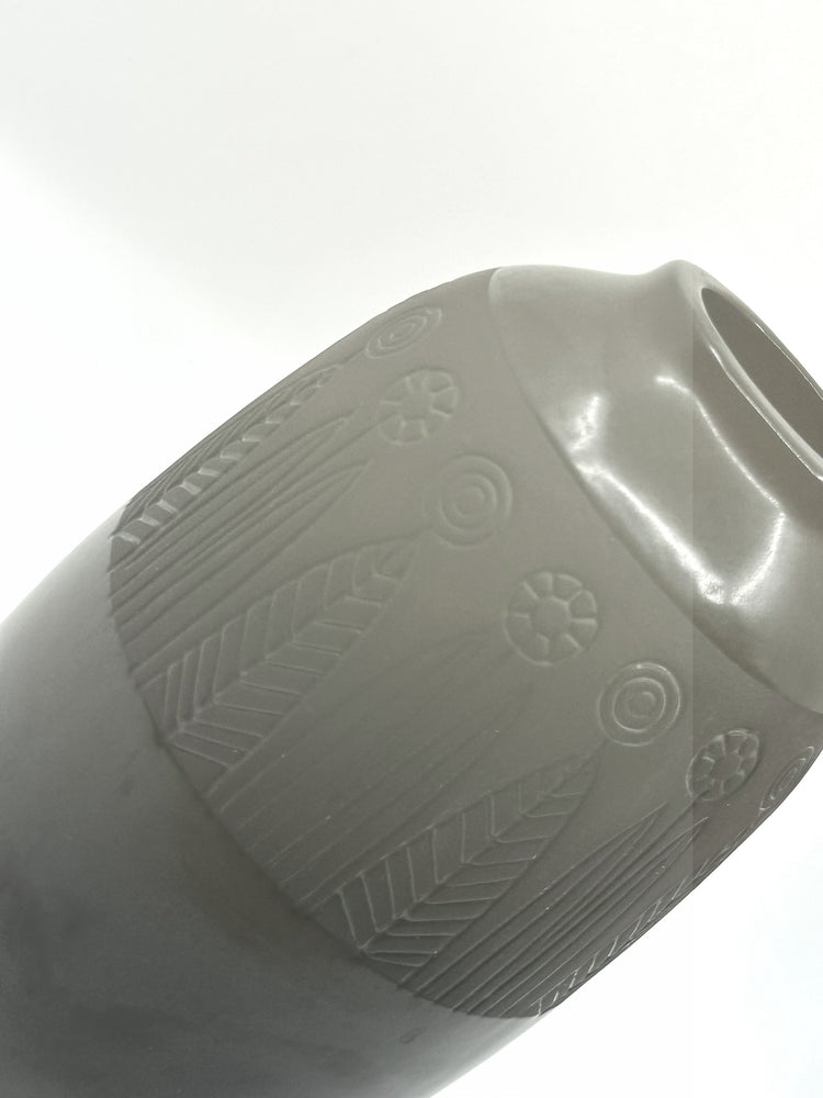 Detailansicht Vase 'Rabatt' von Göran Andersson für Upsala-Ekeby – feine Reliefverzierungen mit Blumen- und Blattmotiven, schwedisches Mid-Century Keramikdesign.