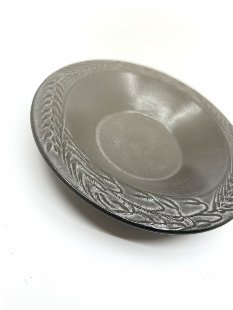 Detailaufnahme der Hjördis Oldfors „Granit“ Schale, graue Keramik mit dekorativem Blattrelief, Upsala-Ekeby Schweden, Mid Century Modern, 60s